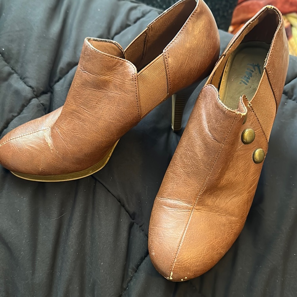 Womens closed toe heels